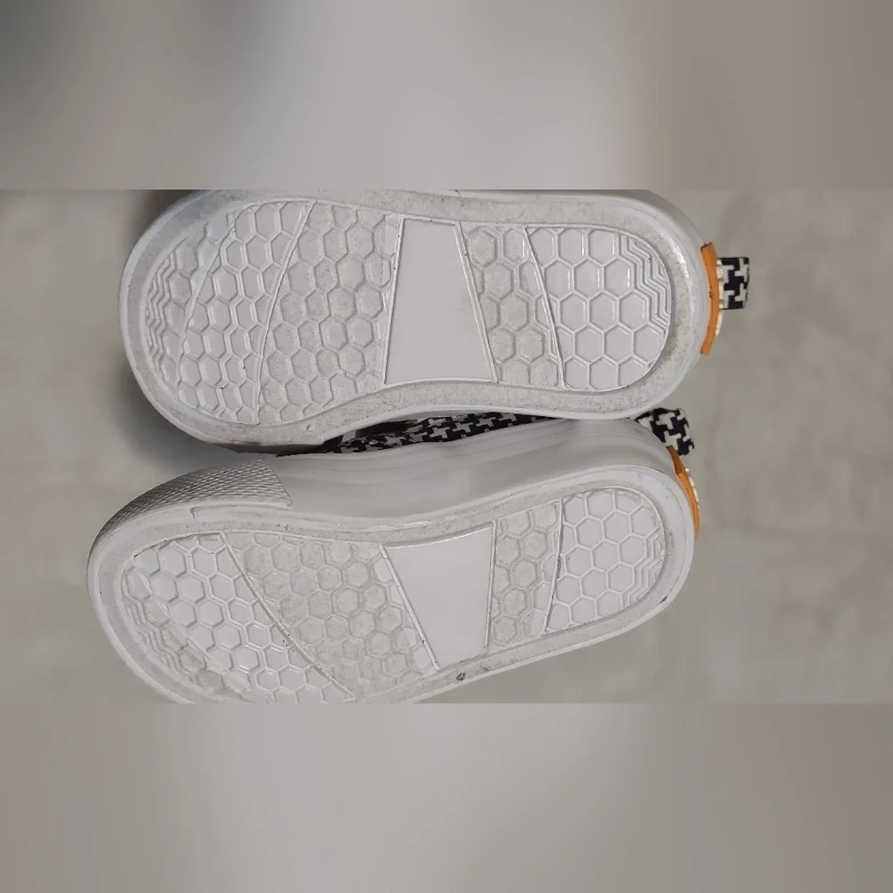 Tula shoes for girls size 4